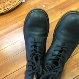 size 8 womens black doc martens with zipper